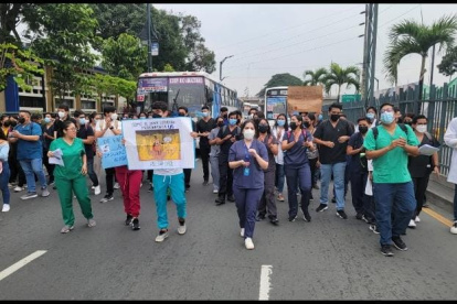Un grupo de estudiantes de la Universidad de Guayaquil protestó en los exteriores del centro de estiudio.