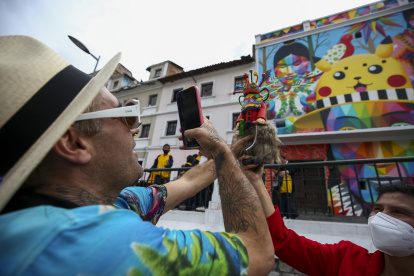 El artista español Okuda San Miguel (i), participa este 16 de mayo de 2022 en la inauguración de un mural que pintó en Quito