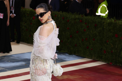 Imagen de archivo de la cantante española Rosalía fue registrada durante la alfombra roja del Met Gala 2022, en Nueva York (NY, EE.UU.).