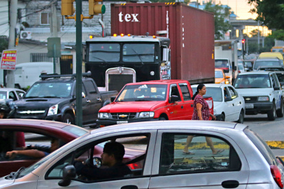 Especialmente en las horas pico, en la Domingo Comín se observan la columna de carros que están atascados en los estrechos carriles.