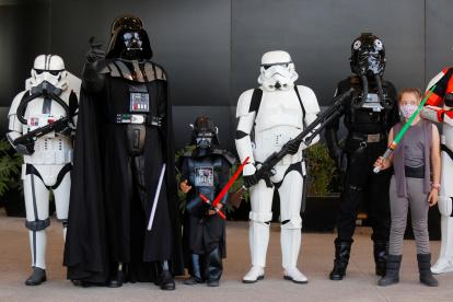 Personas disfrazadas de los personajes de Star Wars, una saga cinematográfica que ha marcado época.