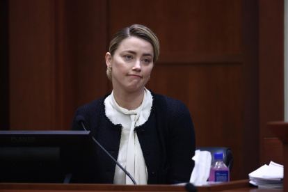La actriz Amber Heard testifica en la sala del tribunal del circuito del condado de Fairfax, Virginia, EE.UU., hoy, 16 de mayo de 2022.