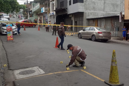 Hecho. Agentes de Criminalística acordonaron la escena en el barrio.