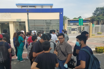 Un grupo de estudiantes de Medicina de la Universidad de Guayaquil acudió a la institución a la espera de una solución a su reclamo.