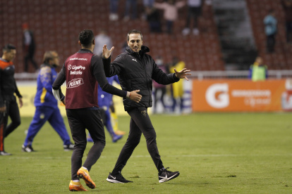 Luis Zubeldía participa mucho con los jugadores. Cuando hay goles suele correr para abrazarse con sus futbolistas. Hace lo mismo al terminar cada encuentro.