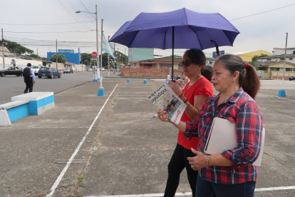 Cobijarse. Con paraguas o periódicos, los residentes de la ciudadela 9 de Octubre se cuidan del sol que calienta esta zona donde el arborizado es deficiente.