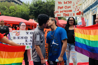 El "beso diverso" se llevó acabo en el Día Internacional Contra la Homofobia.