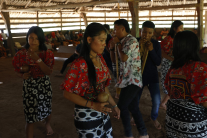 Jóvenes de la comunidad Tule bailan dentro de su resguardo, el 4 de mayo de 2022, en Arquía (Colombia). EFE/ Mauricio Dueñas Castañeda