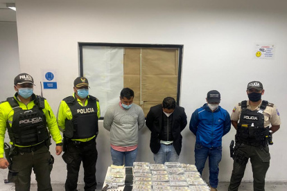 Operativos. La Policía durante la presentación de sospechosos del presunto delito de robo.