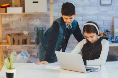 Referencial niños en tecnología.