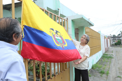 Homenaje. Carmen Avilés recuerda aquella bonita tradición de colocar  la bandera afuera de los hogares durante las fechas históricas.