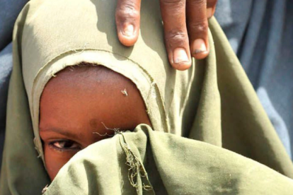 Imagen de archivo de una mujer y su hija, que esperan para recibir asistencia médica, en un campamento en el distrito Hawlwadag de Mogadiscio, Somalia
