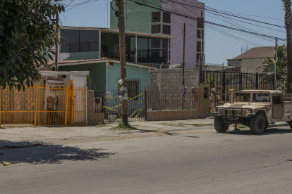 MEX4165. TIJUANA (MÉXICO), 18/05/2022.- Miembros del Ejército Mexicano resguardan la casa donde se localizo un narcotúnel, el 17 de mayo de 2022, en la ciudad de Tijuana, estado de Baja California (México). Una casa sencilla de una sola planta y ubicada en un barrio popular de la zona industrial de la ciudad de Tijuana, fronteriza con Estados Unidos, fue la pantalla para que una célula criminal mexicana construyera en su interior un túnel para el trasiego drogas hacia San Diego, California. EFE/ Joebeth Terriquez