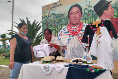 Las bordadoras plasman su talento en varias prendas y accesorios de vestir. Empezaron en camisas y ahora lo hacen hasta en llaveros y sombreros.