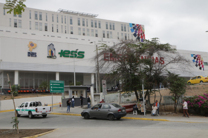 El Hospital Los Ceibos está sobre la avenida del Bombero, en el norte de Guayaquil.