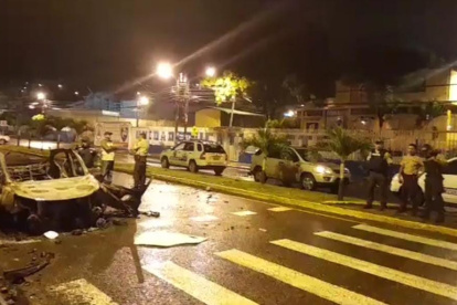 Uno de los coches detonados en Esmeraldas.