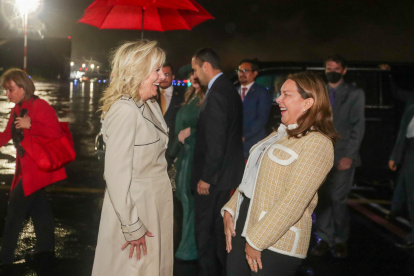 Fotografía cedida por la Secretaria de Comunicaciones de Ecuador de la primera dama de los Estados Unidos, Jill Biden (i), quien es recibida por la primera dama de Ecuador, María de Lourdes Alcívar, hoy en el aeropuerto de Quito (Ecuador).