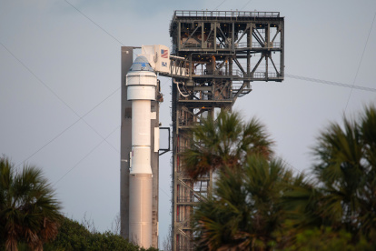 Fotografía cedida por la NASA donde se aprecia la nave espacial CST-100 Starliner de Boeing en lo alto del cohete Atlas V de United Launch Alliance (ULA) instalado este jueves 19 de mayo en la plataforma de lanzamiento del Complejo de lanzamiento espacial 41 en la Estación de la Fuerza Espacial de Cabo Cañaveral en Florida.