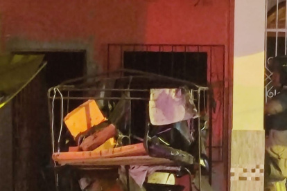 La tricimoto alcanzada por el artefacto explosivo.