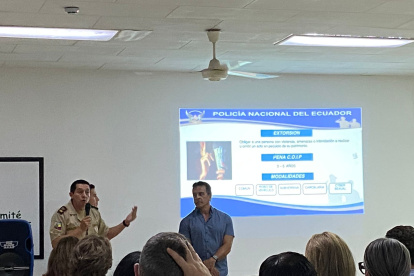 Encuentro. Policías y residentes participaron en la asamblea comunitaria.