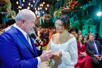 Fotografía cedida que muestra al expresidente brasileño Luiz Inácio Lula da Silva y a la socióloga Rosângela Silva mientras celebran su matrimonio