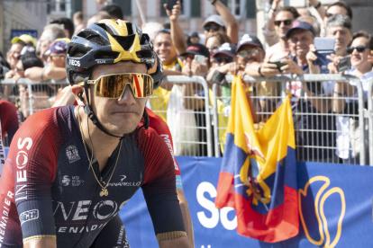 Richard Carapaz, escoltado por sus compañeros de Ineos Grenadiers, completó sin problemas la etapa maratón del Giro de Italia.