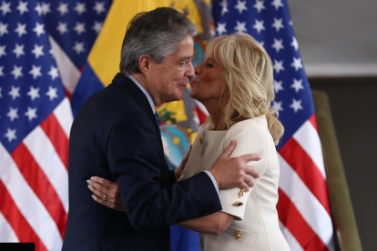 La primera dama de EE.UU., Jill Biden, saluda al presidente de Ecuador, Guillermo Lasso, durante un acto en Quito (Ecuador).