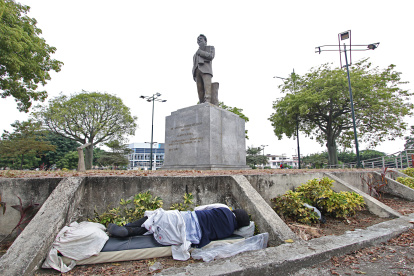 El monumento del diplomático guayaquileño Antonio Parra Velasco, ubicada en la avenida del mismo nombre, se han convertido en dormitorio al aire libre.