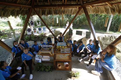 ACOMPAÑA CRÓNICA COLOMBIA MEDIOAMBIENTE*** MED113. SAN JERÓNIMO (COLOMBIA), 12/05/2022.- Un grupo de niños asiste a la primera escuela pública sustentable de Colombia, el 3 de mayo de 2022, en el municipio de San Jerónimo (Colombia). Botellas de vidrio, latas de aluminio, neumáticos, cartón... En San Jerónimo, un pueblo colombiano a 35 kilómetros de Medellín, tardaron apenas 24 días en construir una escuela con estos materiales reciclados que se ha convertido en la primera sustentable de Colombia. El establecimiento cuenta con energía solar, un sistema de aguas autónomo, sus propias huertas, un aula experimental y un domo geodésico para la producción de alimentos y biodiversidad. EFE/ Luis Eduardo Noriega A.