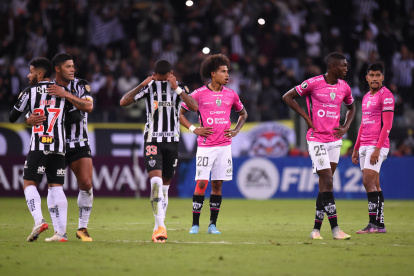 Los jugadores de Atlético Mineiro festejan ante el desconsuelo de los elementos de Independiente del Valle.
