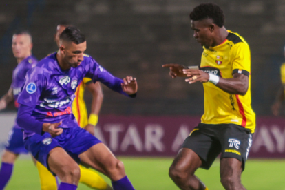 Michael Carcelén disputa la pelota con Carlos Cemeño