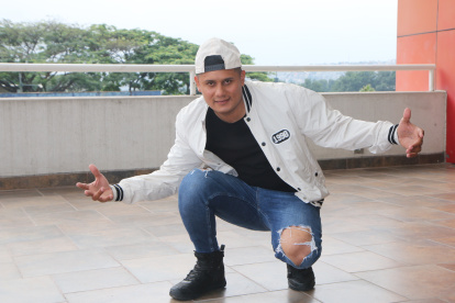 El cantante promociona su canción Brújula, producida por Franky Records.