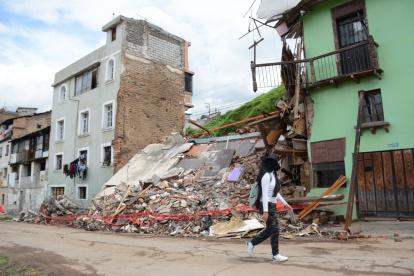 Calle. Los vecinos evitan pasar por la calle por el temor de que otra vivienda colapse, ya que hay estructuras que tienen más de 50 años de construcción.
