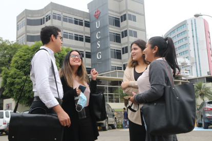 Institución. En la Universidad Católica se puede observar el compañerismo que prima entre los estudiantes.