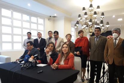 La presidenta de la Corte del Azuay Alexandra Vallejo fue la encargada de leer un comunicado y, entre otras cosas, pidió a la Judicatura que se ocupe de sus competencias como dotar de insumos como papel y computadoras para los servidores judiciales.
