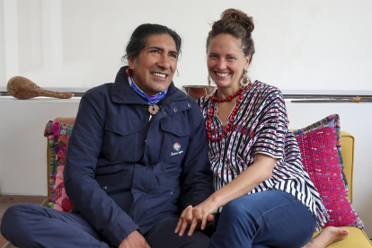 Yaku Pérez (i) y Manuela Picq (d) posan en una entrevista con Efe el 19 de mayo de 2022, en Quito (Ecuador).