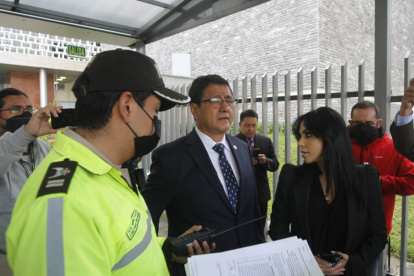 Hubo incidentes en la Asamblea por una restricción en el ingreso al edificio. La sesión fue suspendida para dar tiempo a la defensa de la funcionaria
La comisión pluripartidista ad hoc instaló este 20 de mayo de 2022 la audiencia de práctica de pruebas y alegatos dentro de la investigación a la presidenta de la Asamblea Nacional, Guadalupe Llori, en medio de incidentes y reclamos porque se restringió el ingreso de varias personas a la diligencia.
Entre otros del abogado Francis Abad que fue designado por Llori como su defensor. El jurista aseveró que cuando quiso entrar al edificio la seguridad legislativa le informó que no se encontraba dentro de una lista de personas autorizadas y que, por lo tanto, no se podía permitir su acceso.
Según Abad, la restricción se habría producido por un pedido de la Presidencia de la República ya que en este edificio se encuentran realizando los preparativos para el Informe a la Nación qué será el próximo 24 de mayo, por motivos de seguridad.
El abogado informo qué procedía a retirarse, pese a que varios comisionados intentaron convencerlo de que no lo haga, mientras gestionaban su ingreso. El defensor de Llori estaba seguro que la audiencia no se instalaría precisamente por estos inconvenientes. Eso no pasó.
El asambleísta disidente de Pachakutik, Peter Calo, rechazó este tipo de incidentes que considera son a propósito para entorpecer el trabajo de investigación que vienen realizando la comisión de la que es parte. Recordó que el proceso puede continuar con Llori declarada en rebeldía por su inasistencia.
Sin embargo, luego de las intervenciones de los asambleístas Fausto Jarrín (Unes), Mario Ruiz y Mireya Pazmiño (Pachakutik) se pidió suspender la sesión por el lapso de una hora para gestionar el retorno del abogado Abad.
Cuando se retome la sesión se espera la intervención de asambleísta denunciante Esteban Torres, del Partido Socialista Cristiano (PSC), que tendrá tres horas para exponer sus cargos y el mimos tiempo se dará a la defensa de Llori, siempre y cuando llegue.
