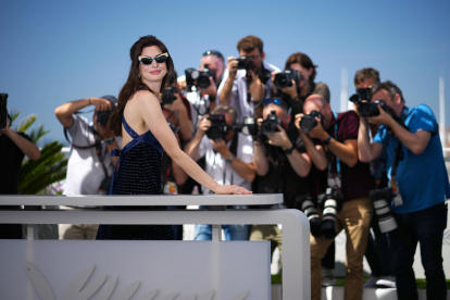 La actriz estadounidense Anne Hathaway asiste a la fotollamada de "Armageddon Time" durante el 75º Festival anual de cine de Cannes.