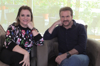 Fotografía que muestra a los cantantes argentinos Lucía Galán y Joaquín Galán, conocidos como Pimpinela