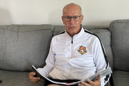 En el tiempo que le queda después del trabajo en en San Lee FC, Alfredo Encalada también prepara las clases para el Instituto de la FEF.