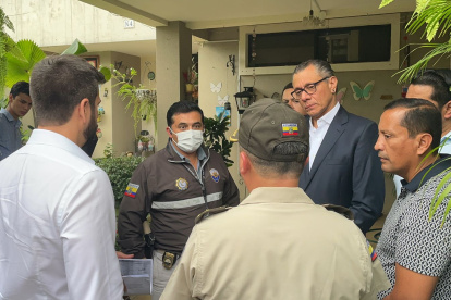 Jorge Glas mientras la policía lee sus derechos en la casa de uno de sus familiares