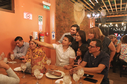 Restaurantes. En los locales se observa a personas de todas las edades disfrutando de la buena comida. Es muy  común ver a las familias fotografiándose y disfrutando.