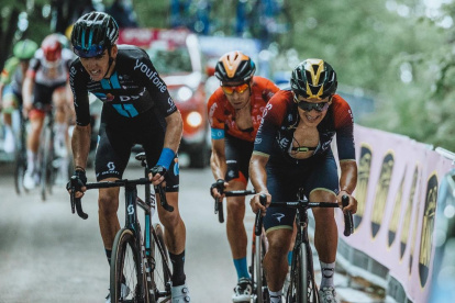 Richard Carapaz (d) ya demostró en la primera etapa de alta montaña que es el rival a vencer en el Giro. El fin de semana apunta a ser el líder de la Corsa Rosa.