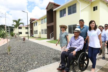 Obra. En Calceta (Manabí), el 17 de mayo del 2019, el entonces presidente Lenín Moreno asistió a la entrega de 6 conjuntos habitacionales del Plan Casa para Todos, en la Urbanización Riveras del Carrizal.
