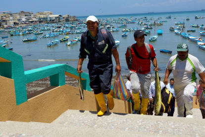 Labores. Un grupo de pescadores retorna luego de sus largas jornadas.