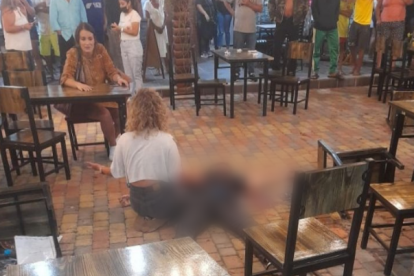 El hombre quedó tendido en el suelo del restaurante.