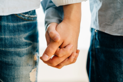 La pareja habría estado bailando en el reconocido bar cuando fueron sacados por empleados del sitio.