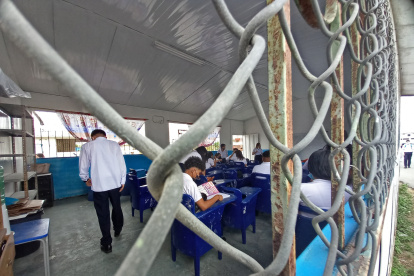 Los estudiantes esperan en las aulas la llegada de sus maestros, que no siempre ocurre.