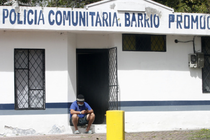 Situación. La UPC de Promoción Familiar, en el sur de Quito, se convirtió en residencia para los policías de otras provincias. Ellos hacen el mantenimiento.