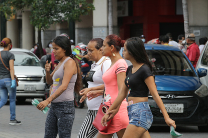 En las calles se observa que las personas retoman la serenidad al conversar con sus amigos sin el temor de contagiarse.